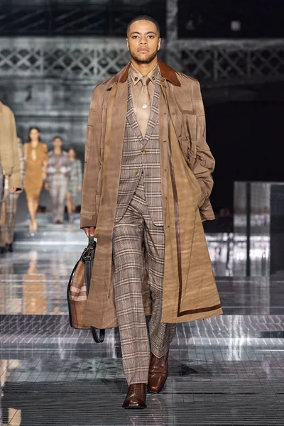Look 16
